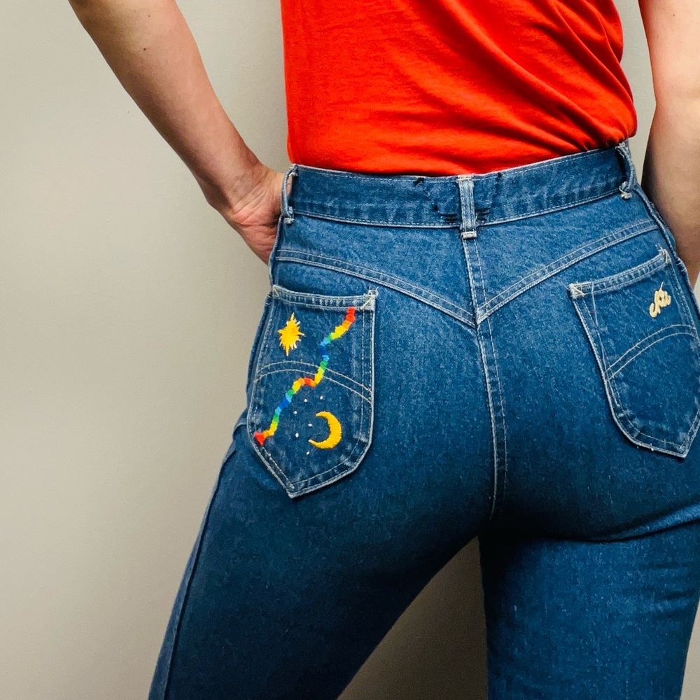 Vintage 1980s Chic High-Waisted Dark Wash Denim Jeans – Rainbow Embroidered - 28
